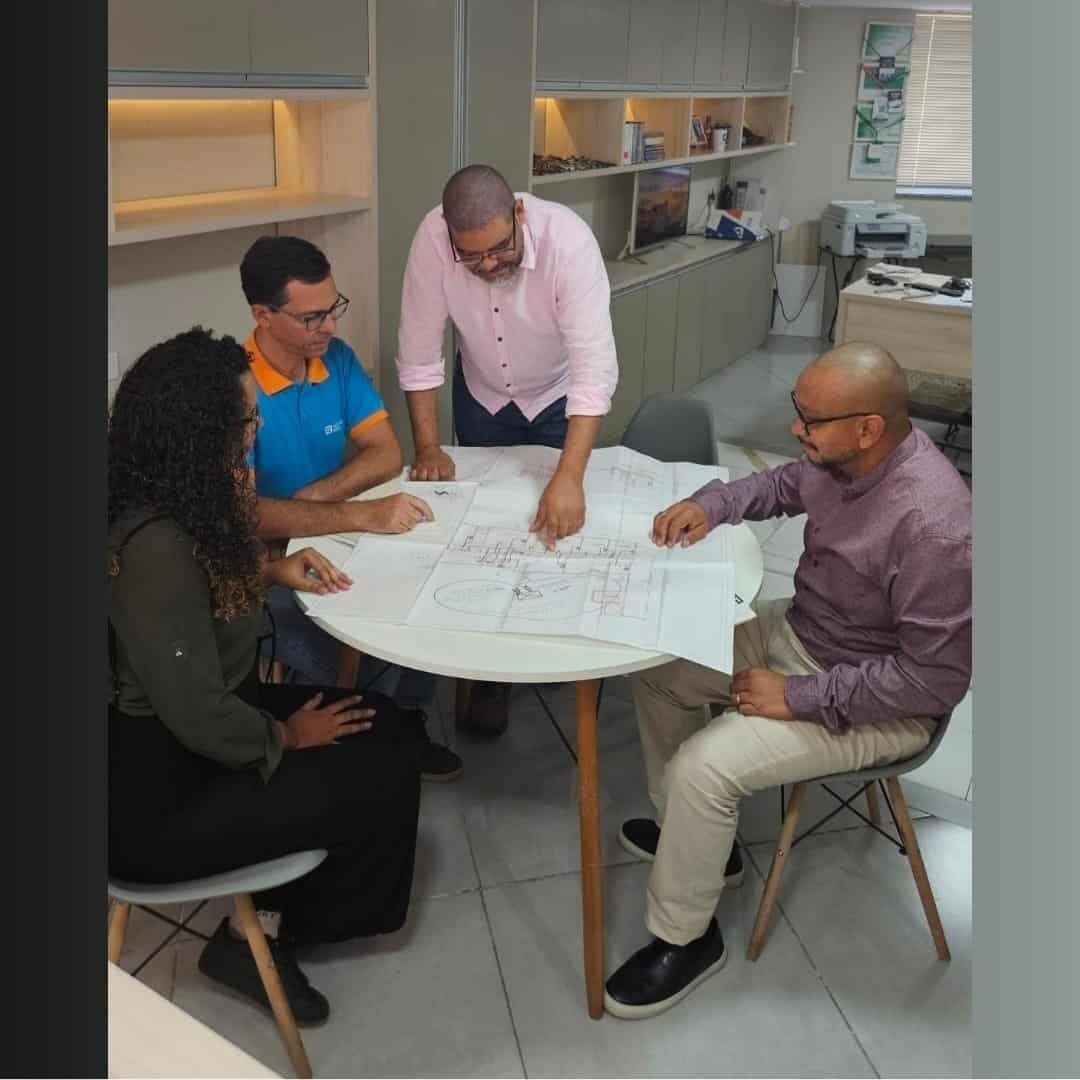 Equipe em reunião de Consultoria de Gestão RJ.